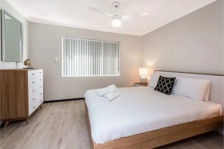 Bright 1BR Apartment Close to Foreshore & Cbd