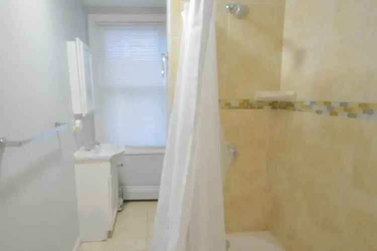 Lovely 3-Bedroom Apt with free parking