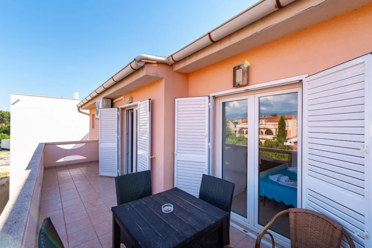 2 Bedrooms Apartment with balcony and with garden view