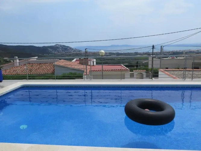 2 Bedrooms Villa