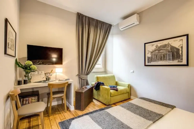 Standard Triple room
