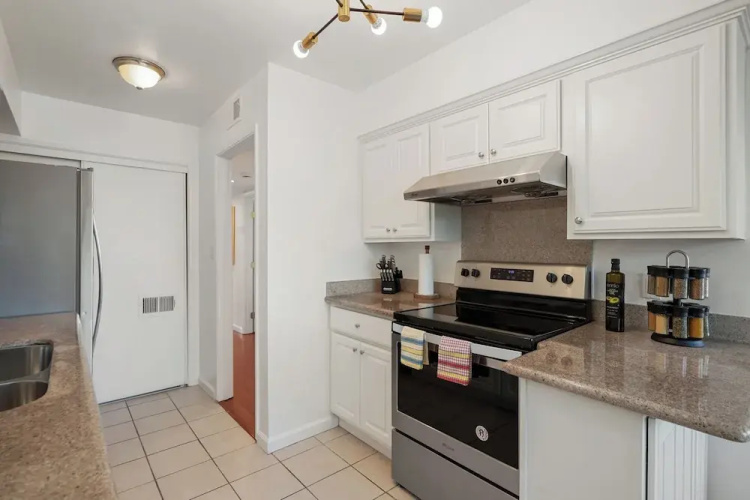 Lakefront Retreat  WaterViews 3BR 1.5BA