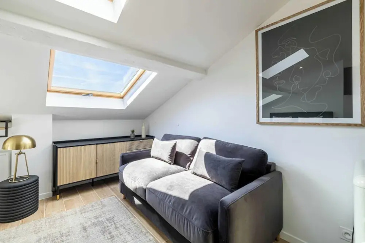 Large Renovated Studio - Bright - 1br/4p