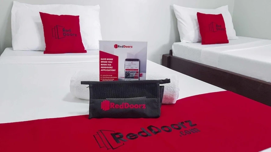RedDoorz Twin room
