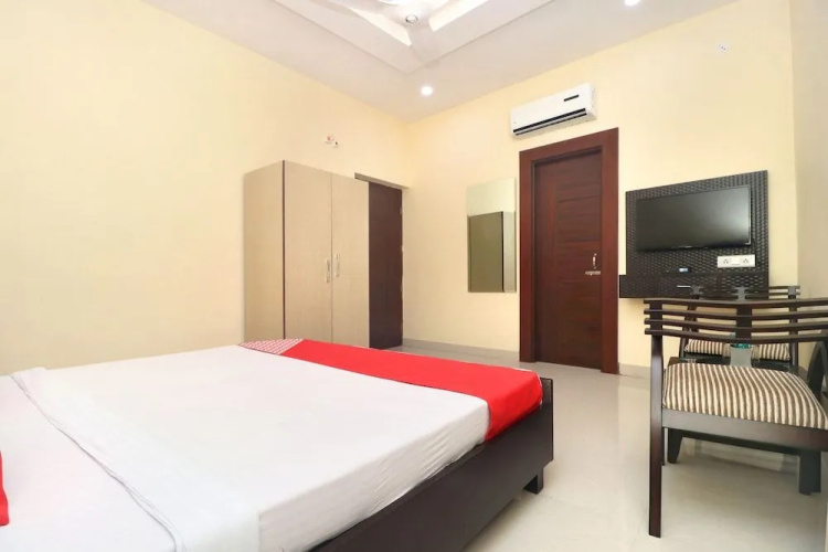 OYO 22012 Hotel B1