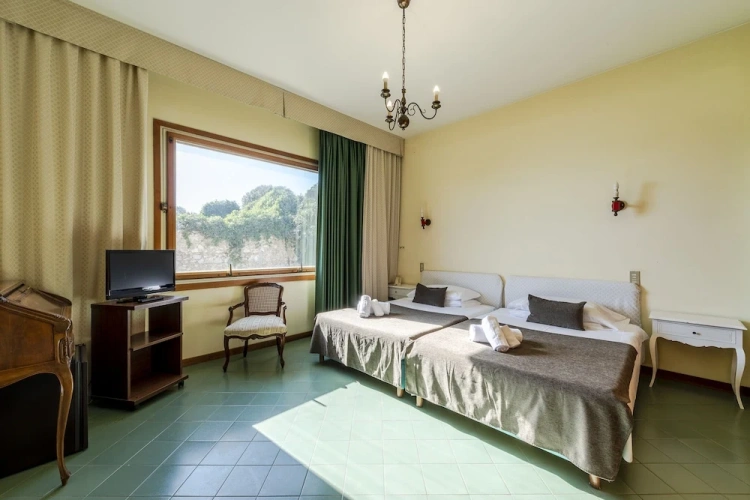 Standard Twin room with courtyard view