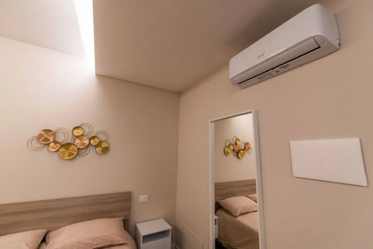8 Rooms Hotel