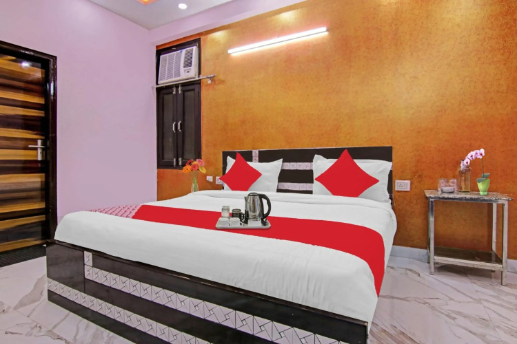 OYO Flagship 70281 Hotel Rishabh Inn