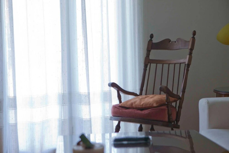 Warm & Homely Ambience in Spacious Apartment