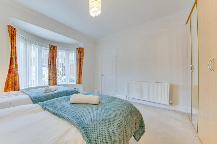 3BR Detached Bungalow w/Parking