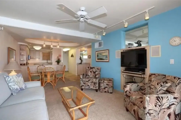 Kihei Beach, #509 2 Bedroom Condo by RedAwning