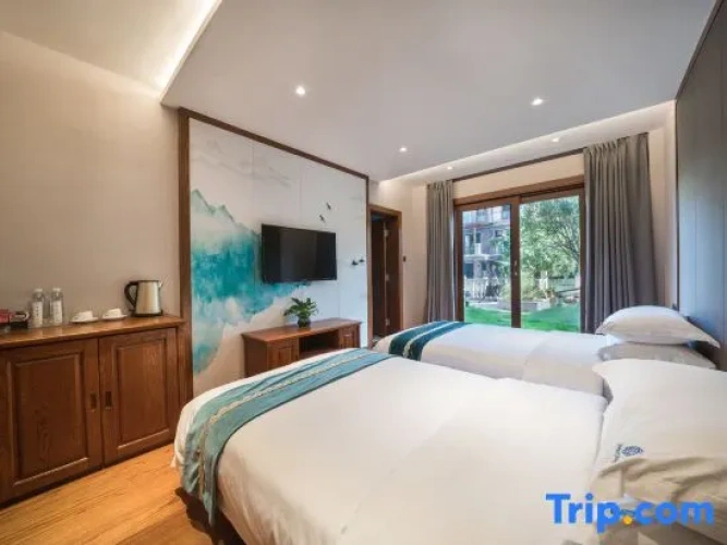 Standard Twin room with garden view