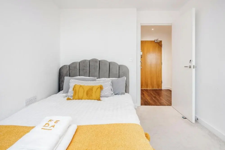 Basildon - 2-bed - Sleeps 5 - Near Train Station