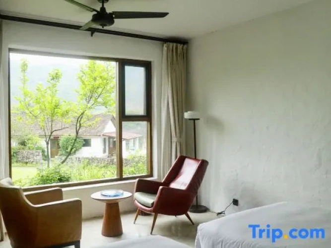 Standard Twin room with lake view