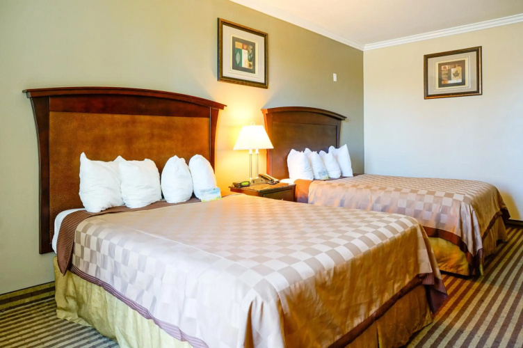 Harbor Inn & Suites