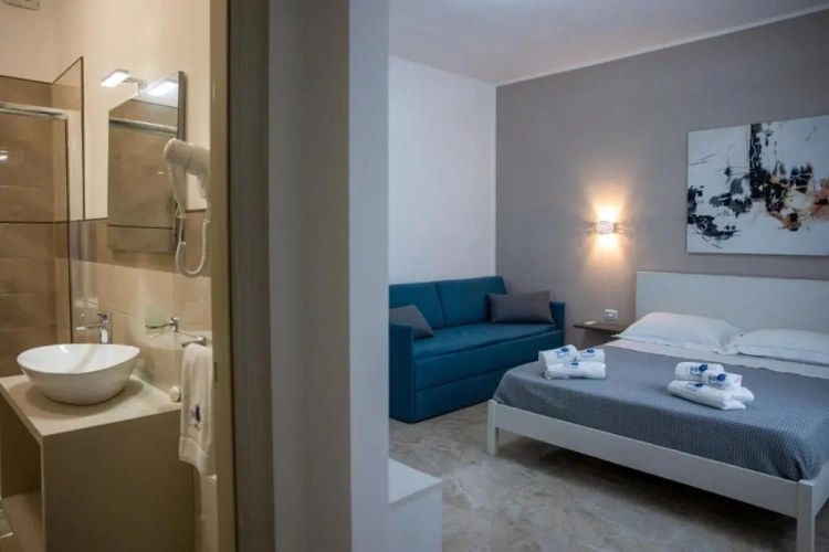Standard Triple room