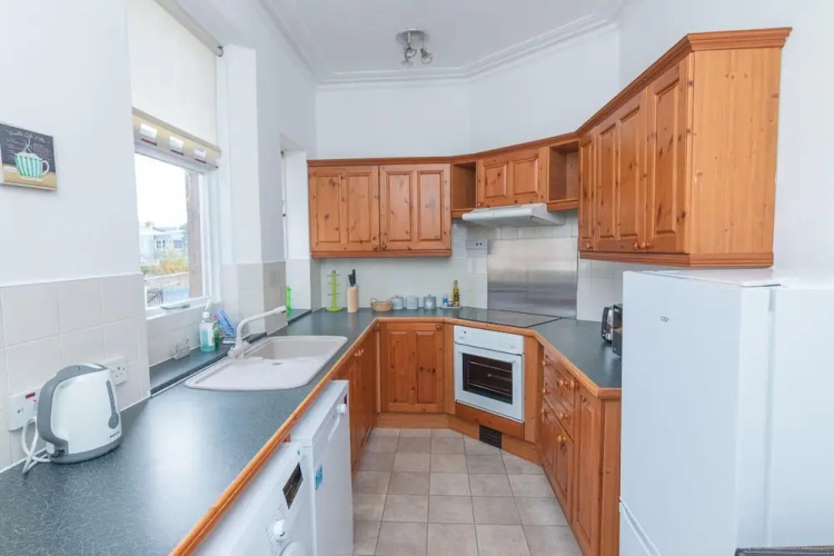 Comfortable West End Flat With Parking Easy Access