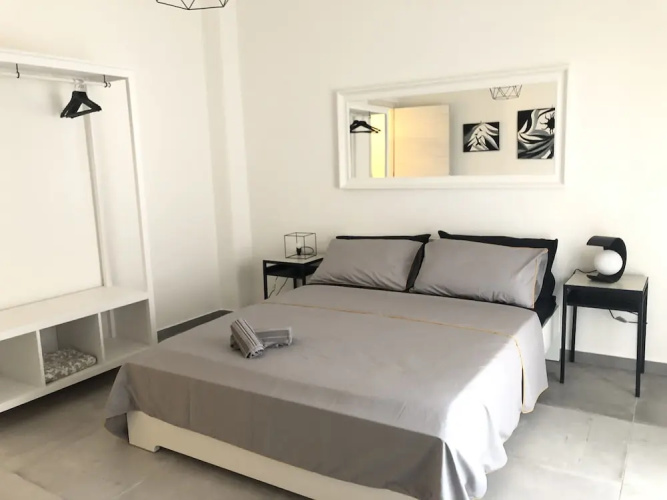 21 Holiday House