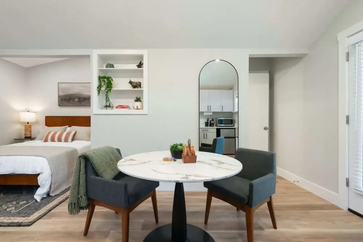 Chic Studio Walkable to Soco!