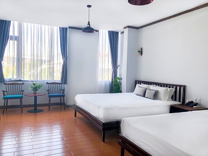 Standard Triple room with city view