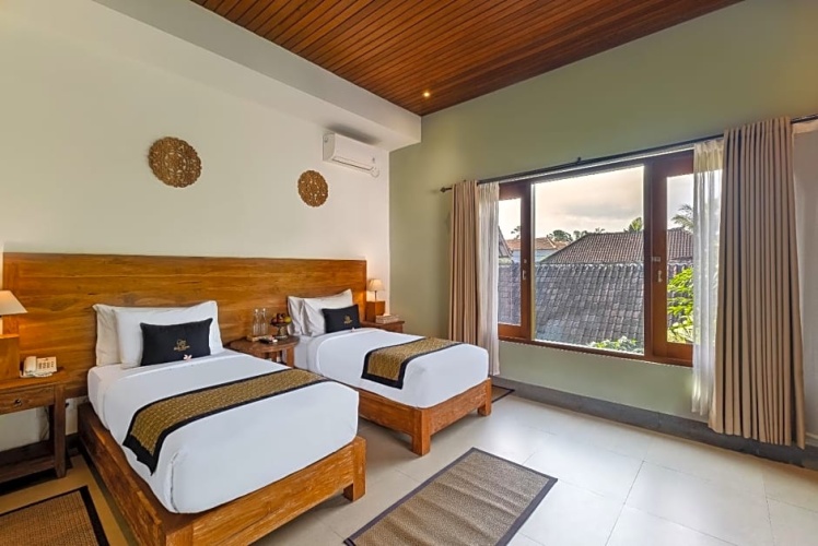 Deluxe Suite with pool view