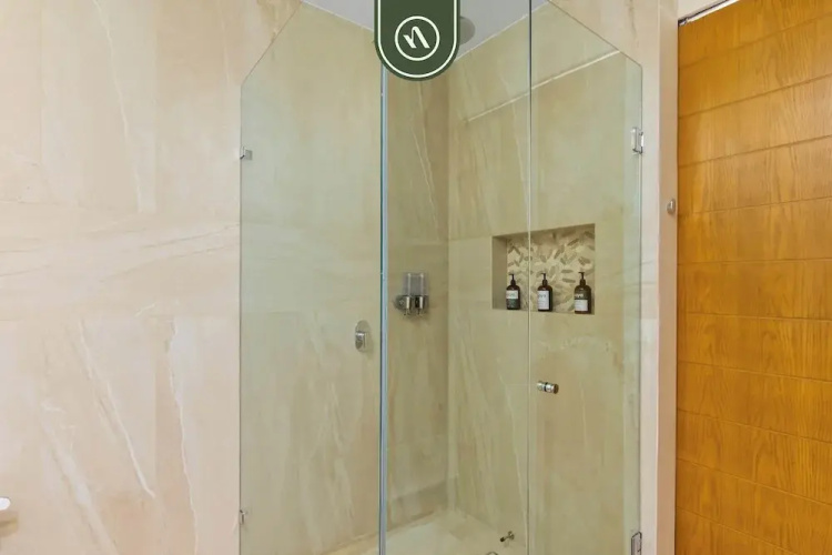 New Stylish 1 BR Condo - Ocean Views - Flex Room
