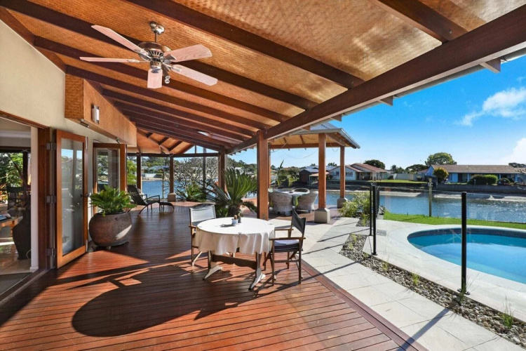 Schman55-Waterfront, Resort-Style Entertainer