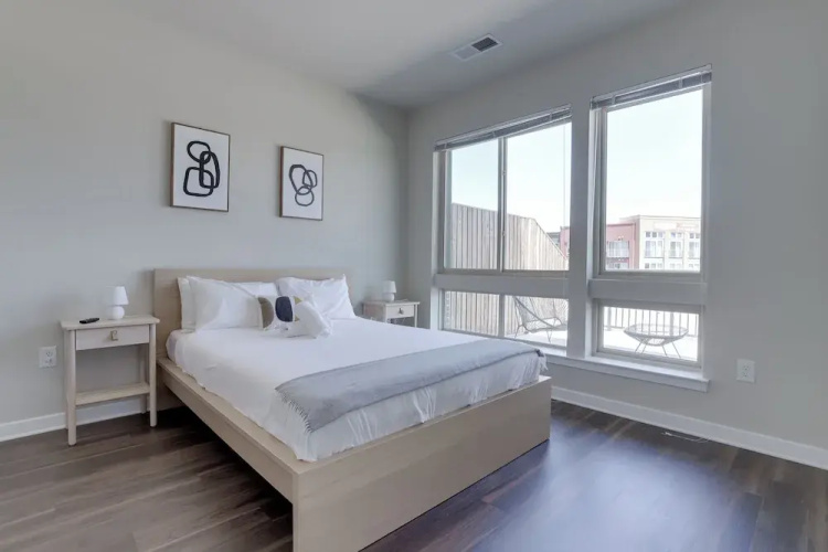 Spacious 2BR Apt with Den W Balcony