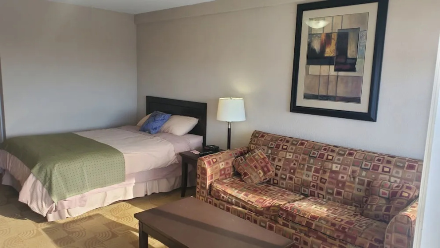 Shoreside Inn & Suites