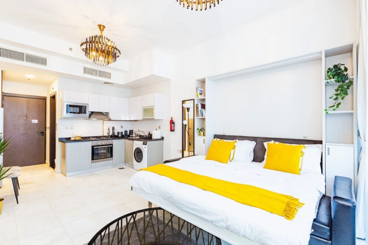 Waves - Chic Studio With Balcony Overlooking City Views