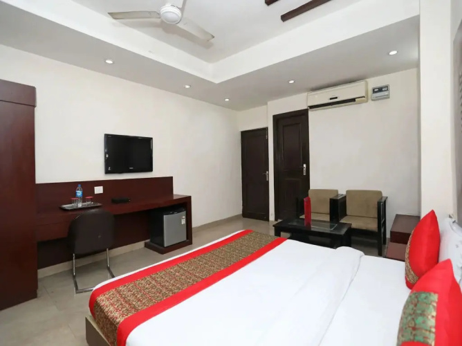 OYO Premium Swaroop Nagar