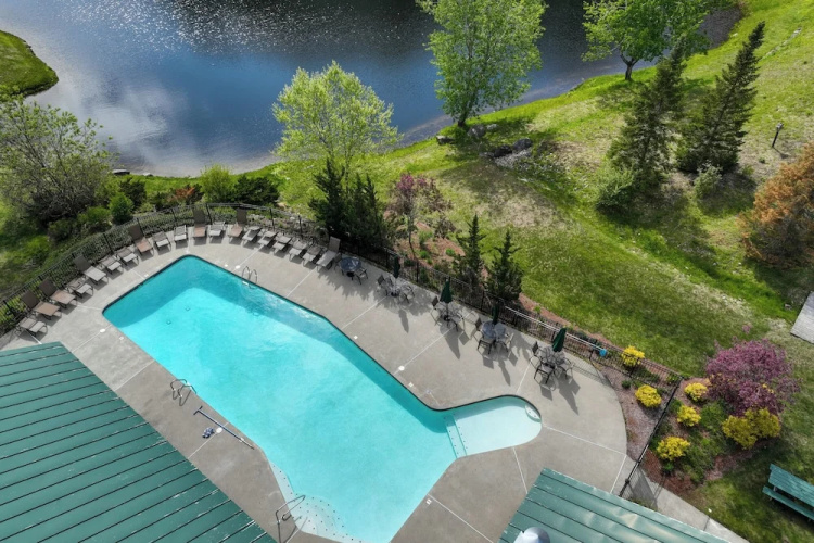 Relaxing Lincoln Condo w/ Fireplace & Shuttle
