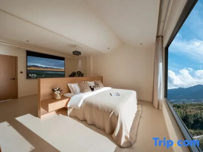 Standard room with mountain view