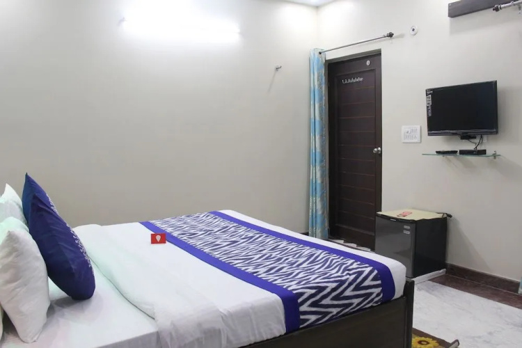 OYO 4096 Hotel Divyanshi