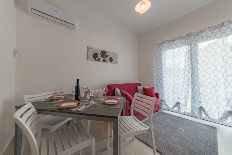 2 Bedrooms Apartment