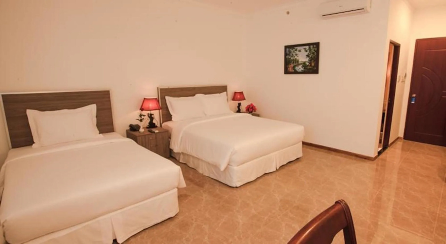 Den Long Do Hotel & Restaurant