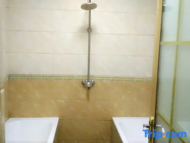 Fengqiu Huaqing hot spring Hotel