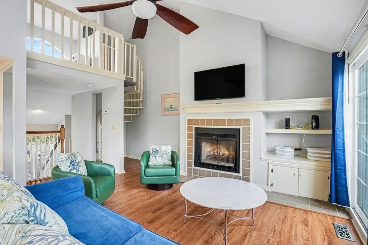 6F Cumberland - split level, 2 bedroom villa, full access!! 2 Condo