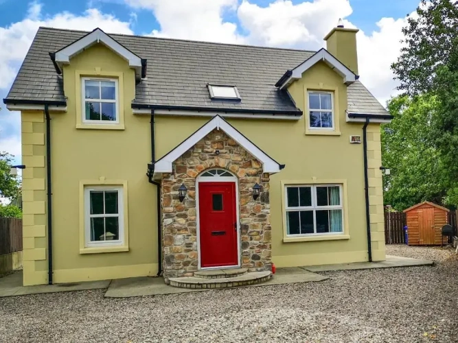 4 Bedrooms Cottage