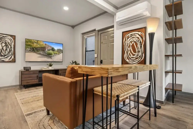 Apt on Town Square - Ultimate DT Fay Location!