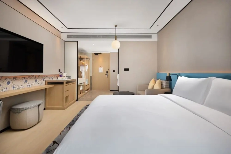 Guest room with mountain view