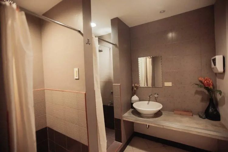 New Crown Hotel