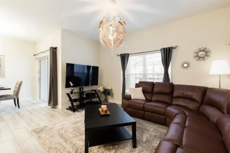 4 Bedrooms Apartment