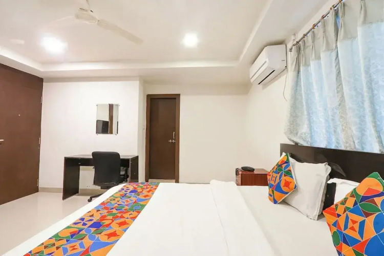 Hotel Blue Dawn - Near DLF Cyber City, Gachibowli