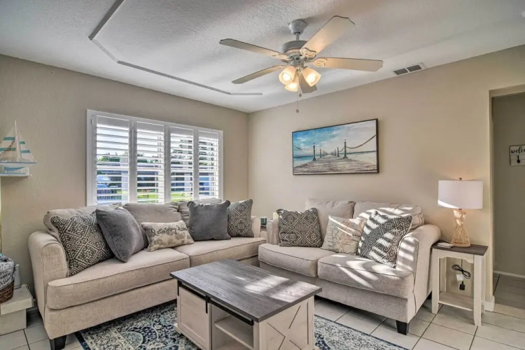 Beach-style Getaway w/ Lanai ~ 4 Mi to Beaches!