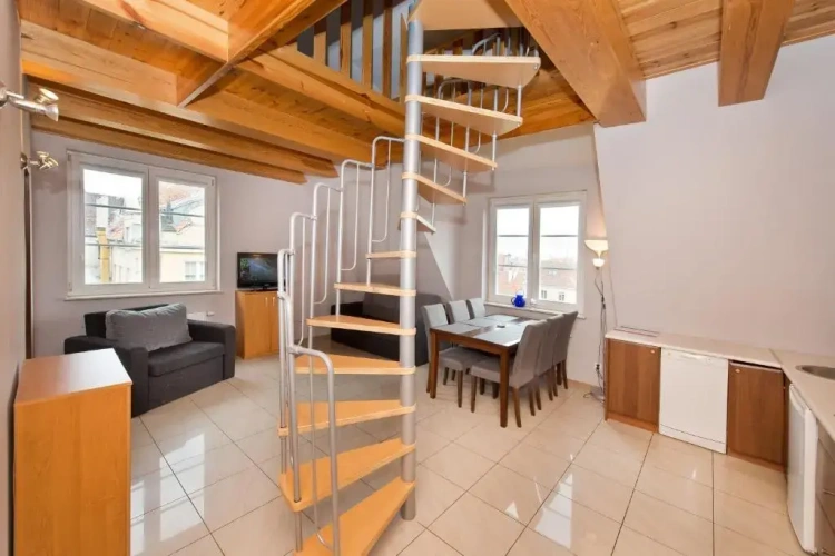 5 Bedrooms Apartment
