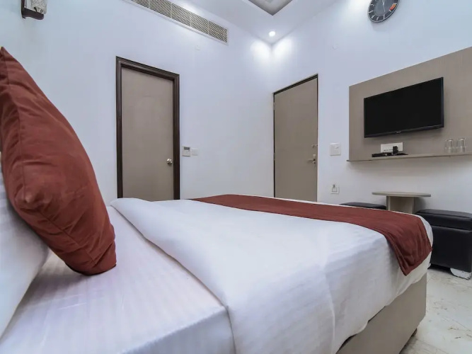 OYO 15718 Red Inn