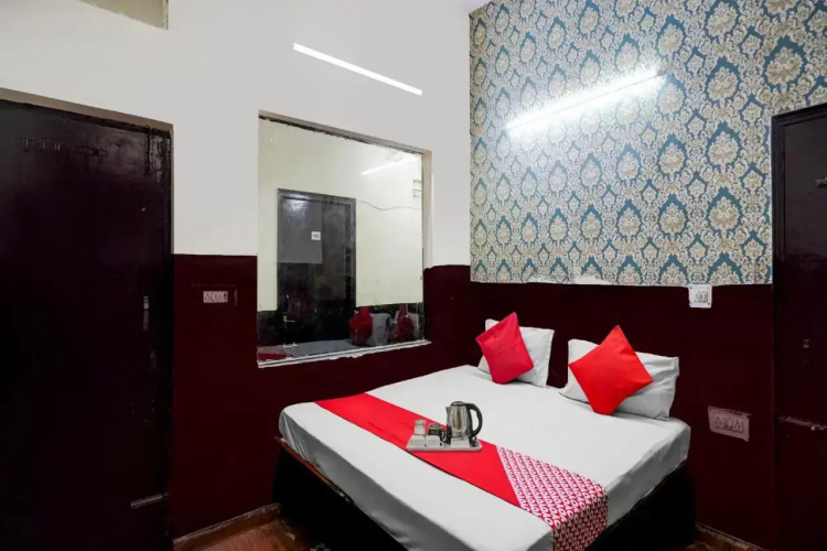 OYO Flagship 70083 Premium Hotel