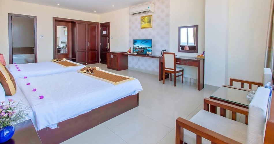 Standard Triple room with city view