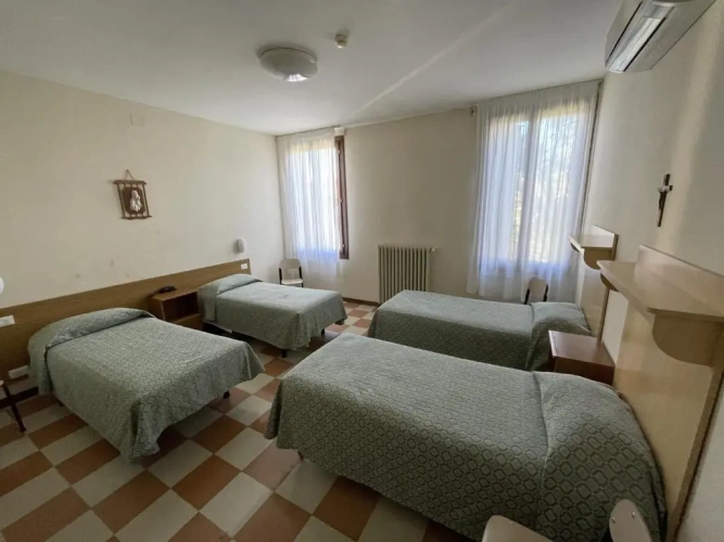 Standard Quadruple room with garden view